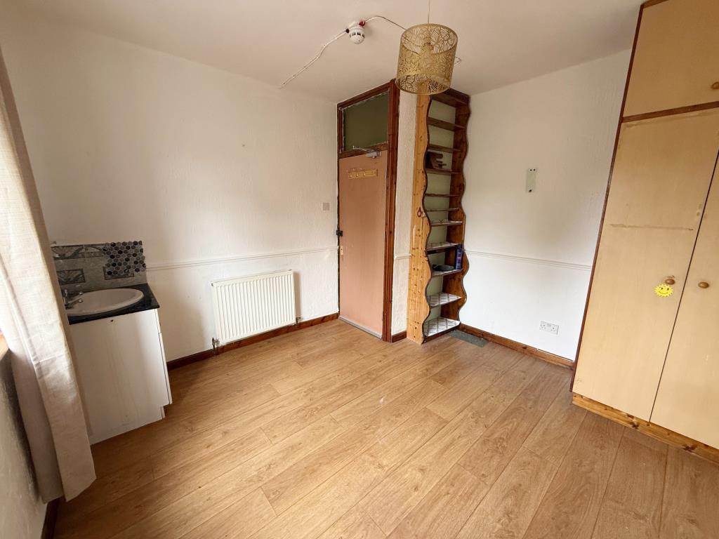 Lot: 176 - HOUSE OF MULTIPLE OCCUPATION FOR IMPROVEMENT - Room with wash basin